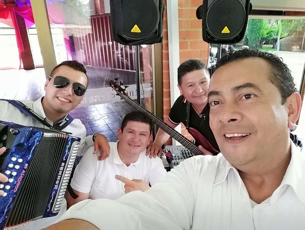 Grupo Sanmiguel tocando en un evento social